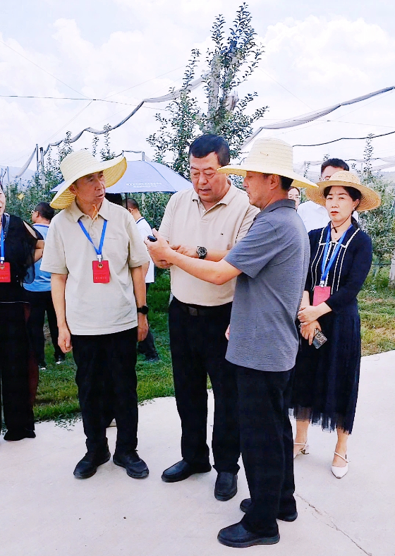  銅川市王益區(qū)政協(xié)委員一行人員來益民現(xiàn)代農(nóng)業(yè)園區(qū)觀摩益民農(nóng)業(yè)數(shù)字種植業(yè)創(chuàng)新應(yīng)用基地建設(shè)項目益民利農(nóng)智慧農(nóng)業(yè)平臺 